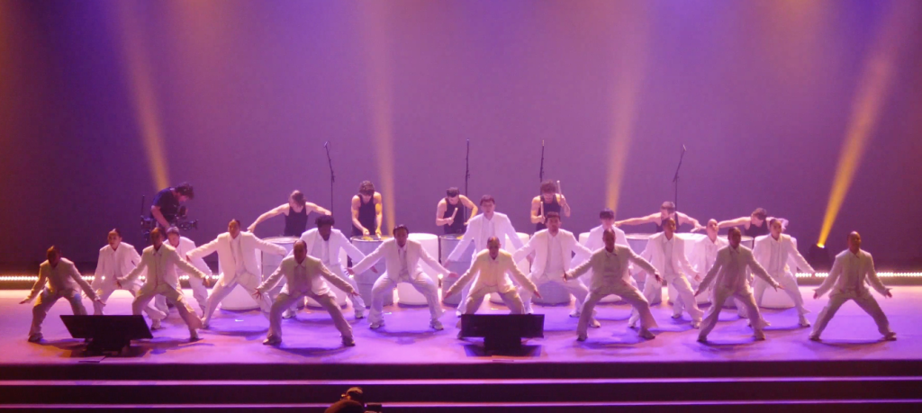 18 danseurs et percussions urbaines